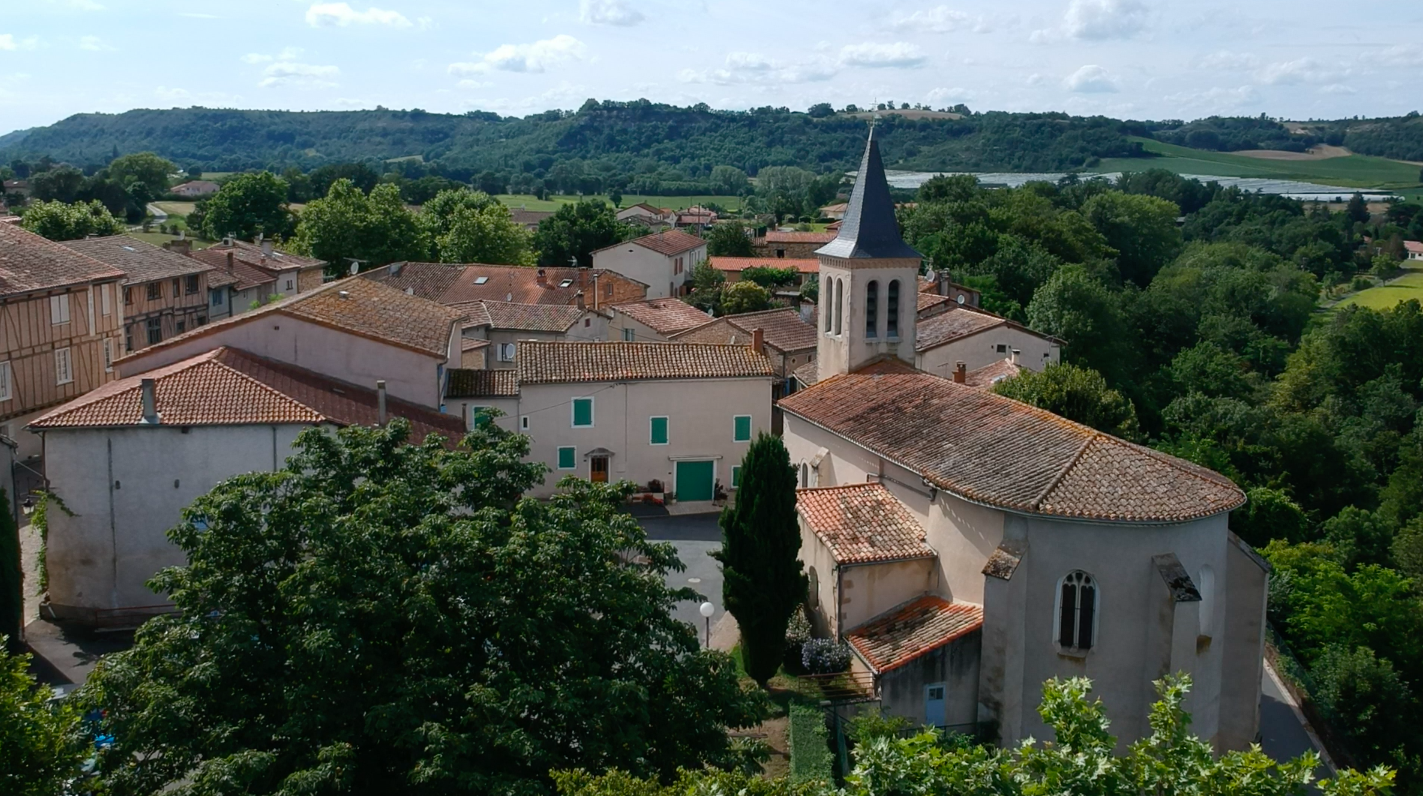 Photo aérienne du village de Montdragon. On y voit le clocher du village.